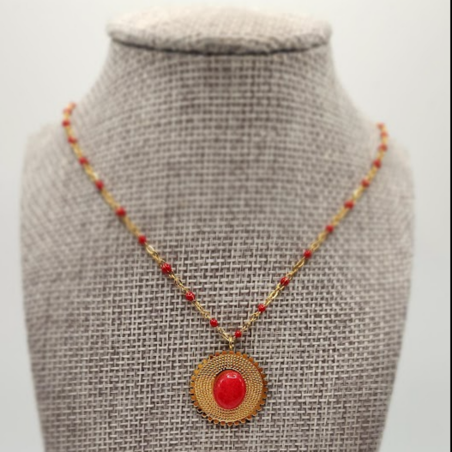 Collar "Llama Dorada": Elegancia Radiante con Toques de Rojo