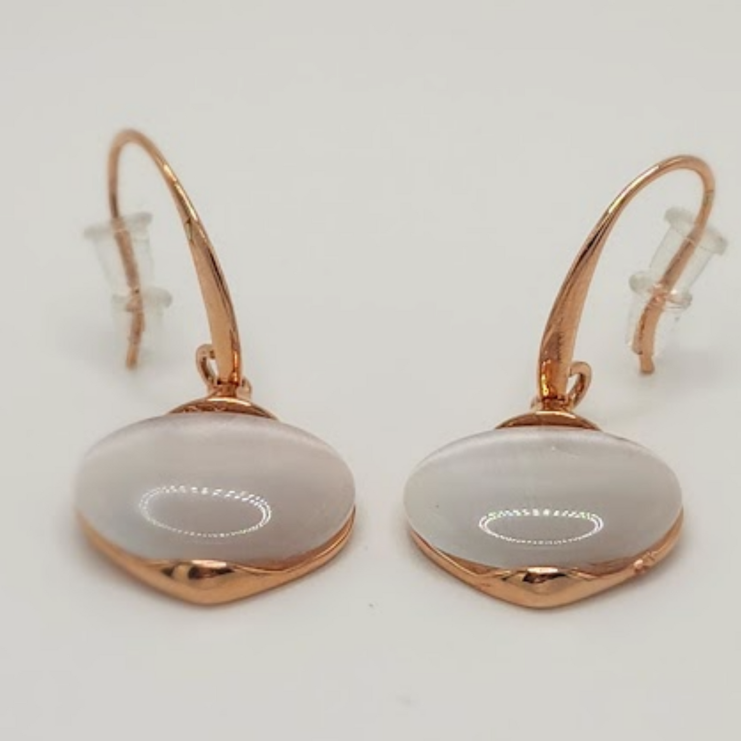 Aretes "Aurora Rosada": Delicadeza en Oro Rosa y Cuarzo Blanco