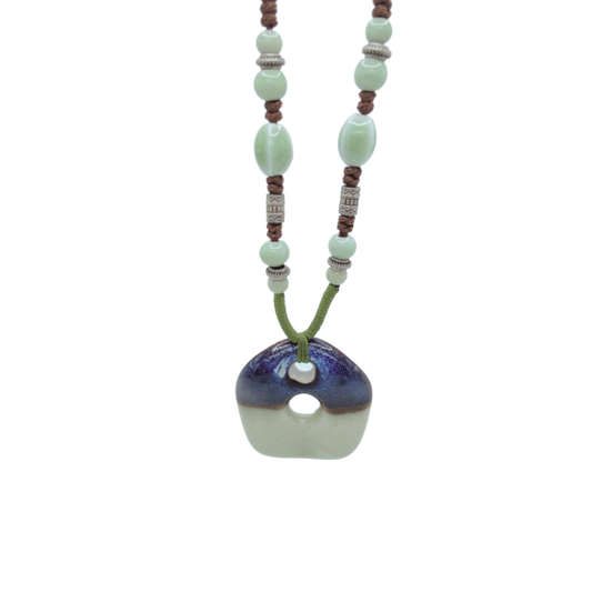 Collar Marítimo de Piedras Turquesa, Blanco y Azul: Elegancia Costera en Nudos de Cuerda