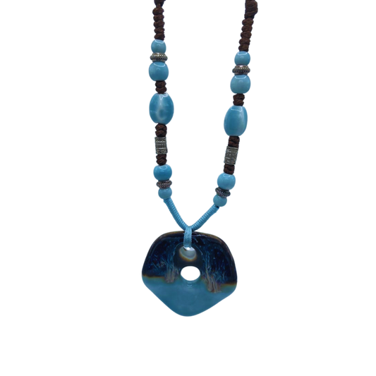 Collar Marítimo de Piedras Aqua, Negro, Celeste y Azul: Elegancia Costera en Nudos de Cuerda