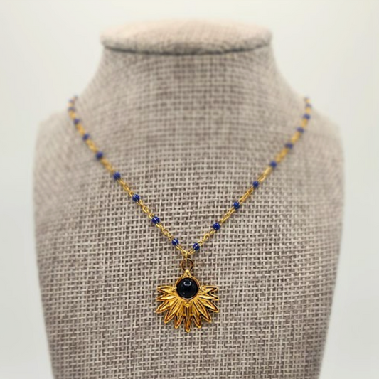 Collar "Estrella Nocturna": Elegancia Celestial con Toques Dorados y Azules