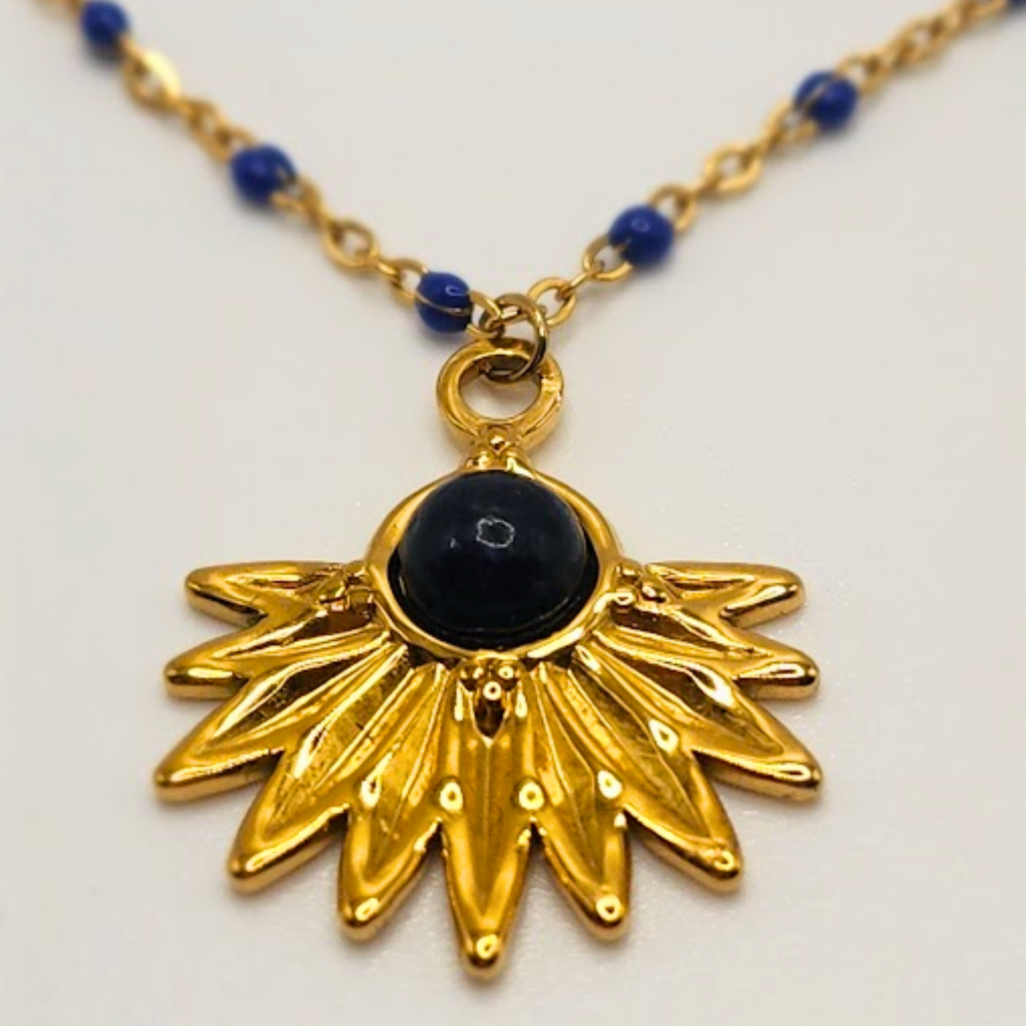 Collar "Estrella Nocturna": Elegancia Celestial con Toques Dorados y Azules